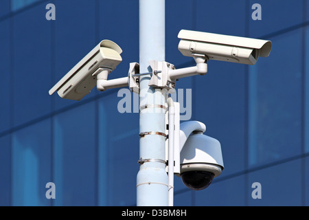 Sicurezza tre telecamere TVCC sulla luce pubblica pilone Foto Stock