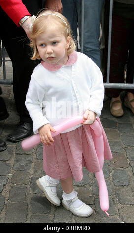 (Dpa) - Il belga royal famiglia - qui la principessa Elisabetta, figlia del Crownprince Philippe e Crownprincess Mathilde - passeggiate attraverso Brussells in occasione della Giornata Nazionale, Belgio, giovedì, 21 luglio 2005. Foto Stock