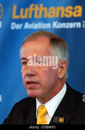 (Dpa) - Juergen Weber, attuale CEO di Lufthansa AG, parla nel corso di una conferenza stampa della Lufthansa AG le compagnie aeree a Monaco di Baviera, Germania, 20 marzo 2003. Weber sarà riuscito di Wolfgang Mayrhuber designati come CEO di Lufthansa AG. Dopo il difficile anno 2001, Lufthansa era di nuovo in nero nel Foto Stock