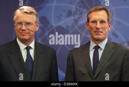 (Dpa) - Henning Schulte-Noelle (L), deliberando CEO di Allianz AG i servizi finanziari e il fornitore di servizi assicurativi, sorge con Michael Diekmann, designati CEO e successore di Noelle, durante una conferenza stampa a Monaco di Baviera, Germania, 20 marzo 2003. Diekmann continua la politica della società di fornitura integrata Foto Stock