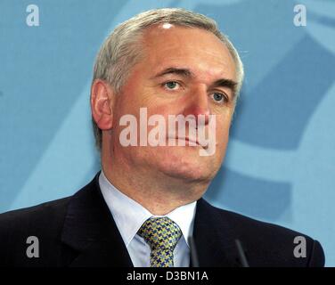 (Dpa) - Bertie Ahern, ministro irlandese delle foto durante una conferenza stampa tenutasi a Berlino il 3 aprile 2003. Ahern è a Berlino per colloqui bilaterali. Foto Stock