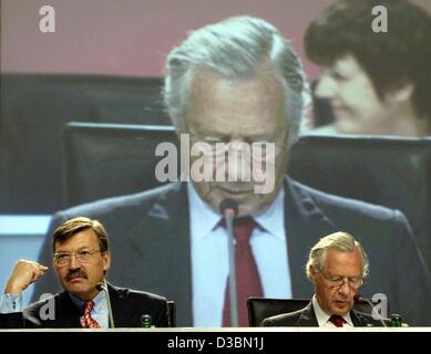 (Dpa) - Hans-Joachim Koerber (L), CEO del rivenditore tedesco gruppo Metro AG, e Jan von Haeften (R) assistere ad una riunione generale a Duesseldorf in Germania, 22 maggio 2003. La metro è di aprire all'ingrosso prezzo-mart, in questo anno in India e Ucraina. La società del Cash & Carry catena aperto nuovi negozi lo scorso anno in Jap Foto Stock