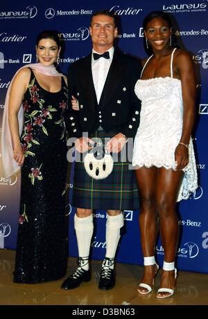 (Dpa) - Scottish pilota di Formula Uno David Coulthard pone con noi giocatori di tennis Serena Wiliams (R) e US attrice Laura Harrig (L) presso il Grimaldi Forum di Monte Carlo, 20 maggio 2003. Williams ha vinto un premio nella categoria Sportive di l'anno. Foto Stock