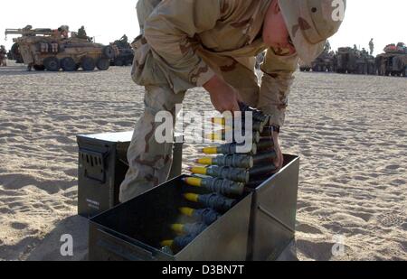 (Dpa) - Un US-Marine della terza luce Amoured Battaglione di ricognizione (LAR) pack un piccolo contenitore con munizioni a Camp Coyote in Kuwait, 18 marzo 2003. I soldati attendono gli ordini per la loro distribuzione dal presidente degli Stati Uniti Bush dopo la scadenza del termine di ultimatum di 48 ore. Foto Stock