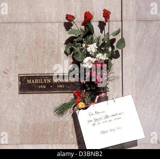 (Dpa file) - Fiori e una lettera sono attaccati alla lapide tombale di Hollywood Star Marilyn Monroe a Pierce Fratelli Memorial Park di Los Angeles, California, Gennaio 1999. Foto Stock