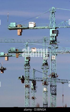 (Dpa) - molte gru stand sul sito di costruzione di un nuovo ufficio e amministrazione edificio del Gruppo Allianz in Unterfoehring, Germania, 10 marzo 2003. Foto Stock