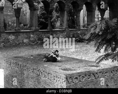 (Dpa) - fiori freschi giacciono sulla pietra tombale del più importante menestrello tedesco e il vecchio poeta del medioevo, Walther von der Vogelweide, nel sagrato della chiesa del XI secolo la chiesa "Neumuensterkirche' nel centro di Würzburg, Germania, 1966. Egli nacque circa 1170 e morì in 1228 Foto Stock