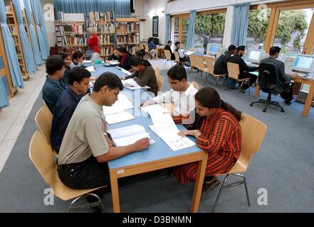 (Dpa) - indiano di lingua tedesca gli studenti a studiare presso la biblioteca del Goethe Institut, l'Istituto tedesco per la linguistica e culturale della diplomazia a Nuova Delhi, India, 5 marzo 2003. Foto Stock