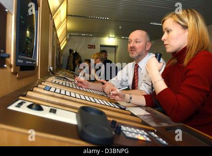 (Dpa) - Due controllori del traffico aereo guarda una schermata radar presso il centro di controllo del traffico aereo a Monaco di Baviera, Germania, 5 marzo 2003. Qui, tutto il traffico aereo nella regione di Monaco di Baviera è controllata e coordinata. Foto Stock