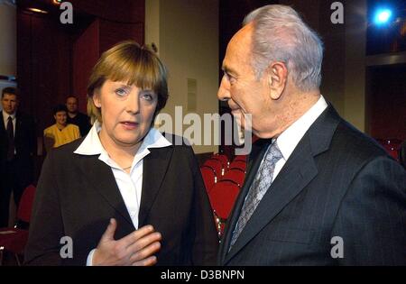 (Dpa) - ex Ministro degli esteri israeliano Shimon Peres chat con il tedesco leader del partito Angela Merkel dopo che egli ha ricevuto un honory Osgar premio per la pace a Leipzig, Germania, 27 marzo 2003. Peres ha ricevuto il premio per il suo impegno a favore della pace in Medio Oriente. Il premio è stato assegnato dalla tedesca boulevard d Foto Stock