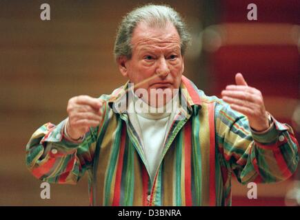 (Dpa file) - direttore britannico Sir Neville Marriner nella foto durante una prova prima di una prestazione in la Philharmonie, una delle più belle sale da concerto a Colonia, in Germania, gennaio 2001. Marriner ha iniziato la sua carriera come violinista. Oggi Sir Neville Marriner, fondatore della Academ Foto Stock