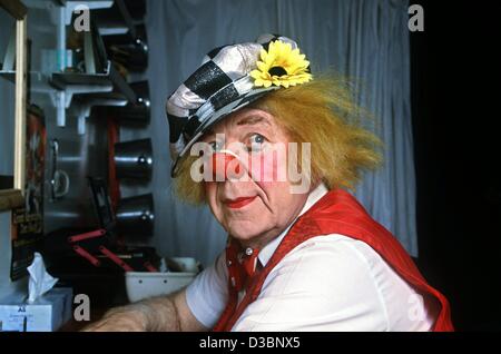 (Dpa) - Il clown russo Oleg Popov siede nel guardaroba del pubblico russo Circus durante una valutazione delle prestazioni in Dortmund, Germania, 24 gennaio 2003. Il 73-anno-vecchio Popov celebra un raro evento giubilare di quest'anno. Il clown è stato rendere il suo pubblico ridere per 50 anni ormai che agiscono fuori il 'dumb Augu Foto Stock