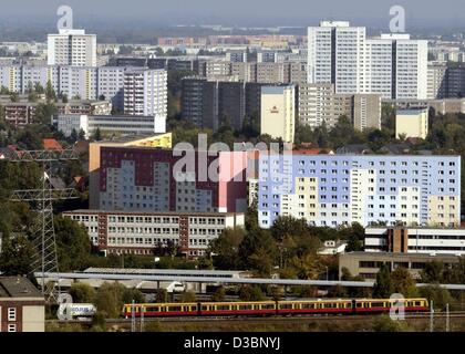 (Dpa) - Una vista della zona di alloggiamento risalente ai tempi della RDT (Germania orientale) con recentemente ristrutturato facciate, nel quartiere Marzahn di Berlino, 16 settembre 2003. Il primo di questi edifici prefabbricati (Plattenbauten) nel nord-est di Berlino sono stati finiti nel 1977. Oggi, più di 250, Foto Stock