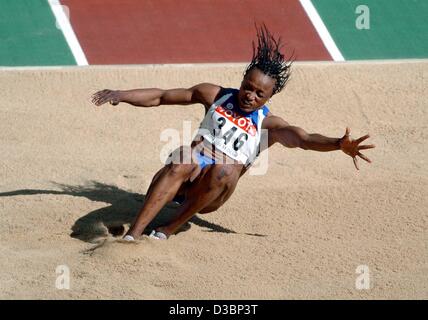 (Dpa) - atleta francese Eunice Barber terre nella sabbia durante un tentativo di donne salto in lungo la concorrenza nel heptathlon evento presso il nono IAAF Atletica Campionati del Mondo allo Stade de France di Parigi, 24 agosto 2003. Barbiere ha vinto la medaglia d'argento. Foto Stock