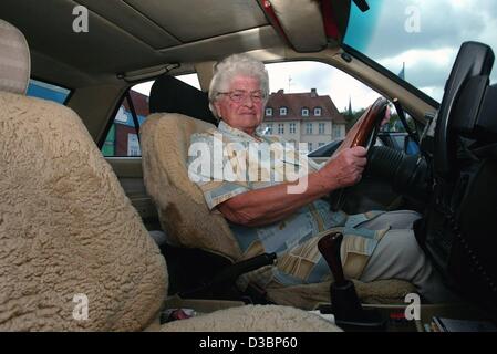 (Dpa) - l'83-anno-vecchio Frieda Biesenthal si siede dietro al volante della sua cabina in Luebeck, Germania, 3 luglio 2003. Frieda è stato autista del camion fino al 1960 e poi scambiati alla cabina di guida. Da allora piacevole possibile sono stati in grado di godere dei suoi servizi in auto 77. Foto Stock