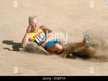 (Dpa) - atleta svedese Carolina Klueft terre nella sabbia durante le donne salto in lungo la concorrenza nel heptathlon evento presso il nono IAAF Atletica Campionati del Mondo allo Stade de France di Parigi, 24 agosto 2003. Foto Stock