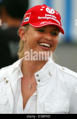 (Dpa) - Corinna Schumacher, moglie del tedesco pilota di Formula Uno Michael Schumacher, ride la gara sul tracciato di Suzuka, in Giappone, 10 ottobre 2003. Il sedicesimo e ultimo round della Formula Uno Campionati del Mondo si terrà a Suzuka, circa 300 km a sud-ovest di Tokyo, domenica 12 ottobre. Foto Stock