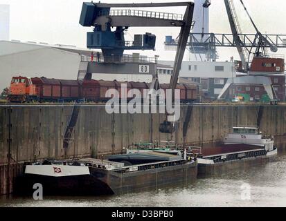 (Dpa) - navi merci giacciono nel porto di Duesseldorf, Germania, 18 agosto 2003. A causa del basso livello delle acque del fiume Reno molte navi merci non è in grado di continuare il loro viaggio. Foto Stock