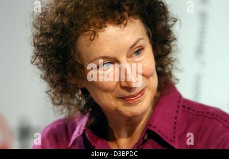 (Dpa) - Il canadese autore Margaret Atwood nella foto alla fiera del libro di Francoforte, 8 ottobre 2003. Alla fiera del libro che ha presentato il suo romanzo utopico 'Oryx e Crake'. Foto Stock