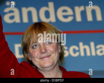 (Dpa) - Angela Merkel, presidentessa del partito di opposizione CDU, onde sul pannello del primo dei sei partito regionale conferenze a Duesseldorf in Germania, 7 ottobre 2003. La schermata di sfondo legge 'aendern' (modifica). Il conservatore CDU partito sta discutendo di un concetto controverso per un h Foto Stock