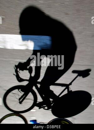 (Dpa) - Il sole proietta l'ombra di un ciclista su strada, durante il cronometro individuale gara dell'U23 della classe del Campionato del mondo di ciclismo vicino a Hamilton, Canada, il 7 ottobre 2003. I Campionati del Mondo verranno eseguiti attraverso il 12 ottobre. Foto Stock