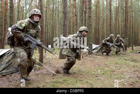 (Dpa file) - armati soldati femmina storm un bosco su la Bundeswehr palestre in Havelberg, Germania, 24 gennaio 2001. Sebbene le donne sono stati formalmente ammessi per entrare a far parte delle forze armate tedesche per circa due anni e mezzo ci sono ancora poche donne nell esercito. Secondo la femmina soldi Foto Stock