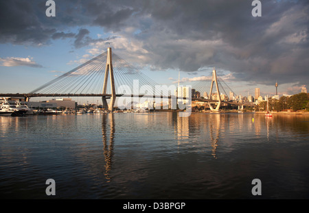 Nel tardo pomeriggio su ANZAC Bridge e il CBD di Sydney skyline Sydney Australia Foto Stock