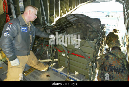 (Dpa) - i soldati del tedesco della Air Force caricare le merci in un Transall cargo aereo presso la base aerea di Penzing, Germania meridionale, giovedì 16 dicembre 2004. La Bundeswehr ha iniziato a consegnare la fornitura di aiuti al Sudan, con 65 soldati tedeschi battenti in Gambia da dove potranno portare 200 truppe della Gambia Foto Stock