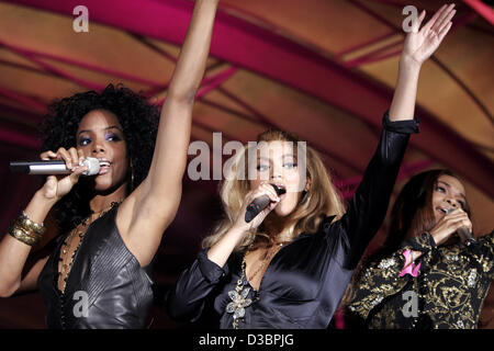 (Dpa) - (L-R): Kelly Rowland, Beyonce Knowles e Michelle Williams del 'Destiny il bambino' eseguire durante la fase di apertura del Casinò Morongo in Cabazon, USA, 9 dicembre 2004. Foto Stock