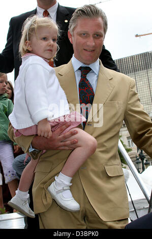 (Dpa) - Belga Crown Prince Philippe e la figlia Principessa Elisabetta prendere parte della nazionale belga per le festività di Bruxelles, Belgio, 21 luglio 2005. (Paesi Bassi) Foto Stock