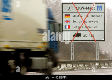 (Dpa) - un carrello passa un non ancora valido segno per quanto riguarda il pedaggio autostradale per autocarri sulle autostrade tedesche sulla autostrada A3 in prossimità del confine German-Belgian in Lichtenbusch, Germania, 28 dicembre 2004. Il pedaggio autostradale "sistema Toll Collect' per carrelli verrà lanciata in tutta la Germania il 1 gennaio 2005. Foto Stock