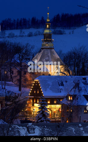 (Dpa) - Tutto è calmo, tutto è luminoso, nel villaggio di Seiffen nelle montagne Erz, Germania, 22 dicembre 2004. La chiesa barocca e molte case sono festively illuminata per Natale nel villaggio che è famoso per il suo artigianato artistico del legno turnery figure e decorazioni di Natale. Foto Stock