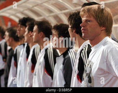 (Dpa) - Portiere Oliver KAHN (R) e il resto del tedesco sostituto linea giocatori fino davanti al banco del team prima della amichevole internazionale tra la Tailandia e la Germania a Rajamangala National Stadium di Bangkok, Thailandia, 21 dicembre 2004. Foto Stock