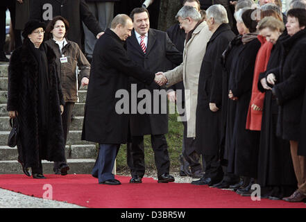 (Dpa) - Il cancelliere tedesco Gerhard Schroeder (C) appare come il Presidente russo Vladimir Putin (L) stringe la mano con il Ministro degli esteri tedesco Joschka Fischer a Castello Gottorf vicino a Schleswig, nel nord della Germania, martedì, 21 dicembre 2004. In piedi sul lato destro accanto a Fischer è il tedesco interno ministe Foto Stock