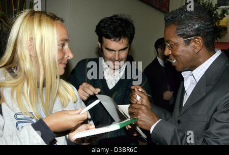 (Dpa) - Jermaine Jackson (R), il fratello di pop star Michael Jackson, dà autografi nella lobby dell' Hotel Estrel di Berlino, giovedì, 21 luglio 2005. Il fratello della popstar Michael Jackson è attualmente a Berlino per celebrare il loro padre's 76th compleanno il 22 luglio 2005. Il partito è anche inteso Foto Stock