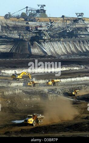 (Dpa) - Escavatori scova carbone marrone in un aperto cast pit della Mitteldeutsche Braunkohlengesellschaft MIBRAG (tedesco centrale carbone marrone company) vicino Neukieritzsch, Germania orientale, 18 settembre 2003. Circa dieci milioni di tonnellate di carbone marrone e da 25 a 30 milioni di metri cubi di colliery devastatore sono min Foto Stock