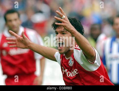 (Dpa) - Bayern il centrocampista Michael Ballack cheers dopo il punteggio 2-0 conduttore durante la Bundesliga contrapposte di gioco FC Bayern Monaco e Hertha BSC Berlin, a Monaco di Baviera il 4 ottobre 2003. Titolo defender Bayern Monaco vince 4-1 e attualmente si colloca al quarto posto in tedesco la prima divisione. Foto Stock