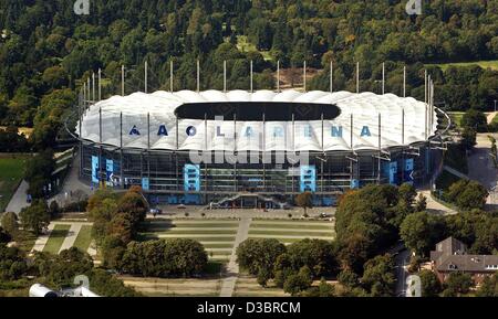 (Dpa) - Una veduta aerea di AOL Arena nella città anseatica di Amburgo, Germania, 14 settembre 2003. Amburgo - AOL Arena funzionerà come uno dei luoghi in Germania per ospitare il 2006 Coppa del Mondo di Calcio. Foto Stock