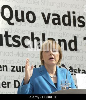 (Dpa) - Angela Merkel, leader della CDU, sorge dietro un leggio, durante il suo discorso alla Fondazione Konrad Adenauer a Berlino il 1 ottobre 2003. Lo slogan sul poster dietro di lei si legge "Quo Vadis" (dove stiamo andando?). Merkel ha parlato in occasione del tredicesimo anniversario della tedesca Unificatio Foto Stock