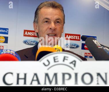 (Dpa) - del Bayern Monaco soccer allenatore Ottmar Hitzfeld sorrisi come egli parla nel corso di una conferenza stampa presso un hotel a Bruxelles, Belgio, 29 settembre 2003. FC Bayern Monaco giocherà nelle partite di Champions League gioco di gruppo contro il calcio olandese club RSC Anderlecht. Foto Stock