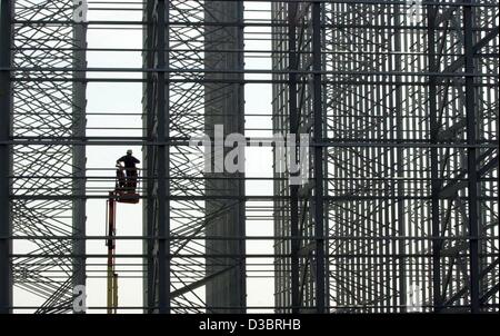 (Dpa) - un montatore lavora sulla costruzione di un nuovo alloggiamento alto scaffale per la società italiana Nordlam a Magdeburgo (Germania), 18 settembre 2003. Nordlam ha investito 40 milioni di euro nella sua posizione in Magdeburg negli ultimi due anni, dove circa 100 nuovi posti di lavoro sono stati aggiunti. La società produce lam Foto Stock