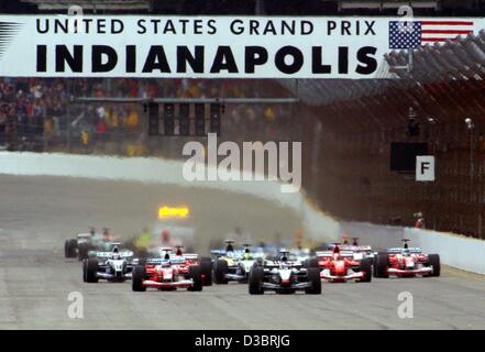 (Dpa) - Finlandese pilota di Formula Uno Kimi Raikkonen del team McLaren-Mercedes inizia dalla pole position durante il Gran Premio degli Stati Uniti presso il circuito di Indianapolis il Domenica, 28 settembre 2003. Tedesco di Formula Uno del campione del mondo in carica Michael Schumacher vince la gara davanti a Finlandia di Kimi Raikkonen di Mc Foto Stock