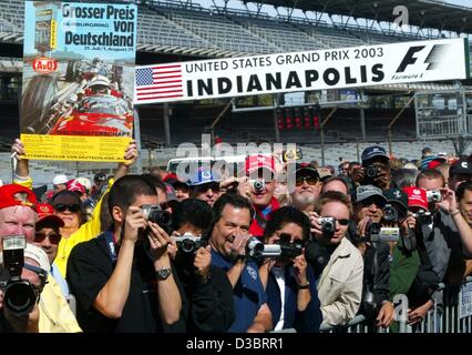 (Dpa) - Centinaia di formula uno tifosi di attendere presso la linea di fossa per i loro idoli in pista a Indianapolis, Stati Uniti d'America, 25 settembre 2003. Con una giornata aperta al pubblico di migliaia di tifosi sono stati attratti verso le piste di gara due giorni prima del Gran Premio degli Stati Uniti di domenica 28 settembre. Foto Stock