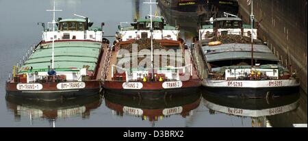 (Dpa) - navi merci giacciono nel porto a Magdeburgo (Germania), 30 giugno 2003. Foto Stock