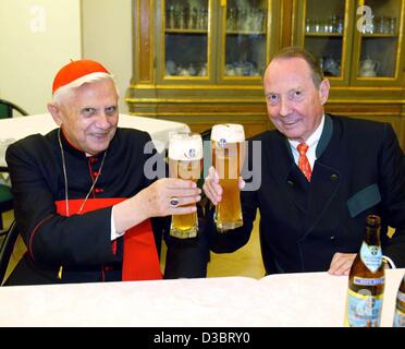 (Dpa) - Tedesco Il Cardinale Joseph Ratzinger (L) clinks occhiali con Pietro può, CEO della Stuttgarter Hofbraeu birreria, in Vaticano a Roma, 22 settembre 2003. "Questo è piuttosto inusuale riunione", il cardinale dal Land della Baviera ha detto nel suo discorso durante il ricevimento nel "salotto d' del suo ufficio. Th Foto Stock