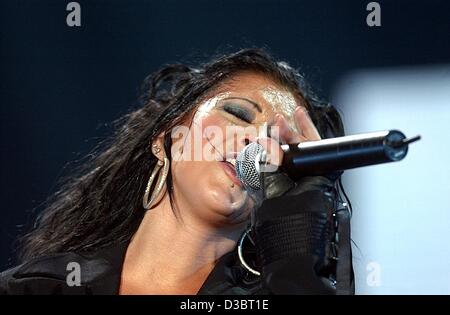 (Dpa) - US pop star Christina Aguilera si esibisce dal vivo sul palco del Color Line Arena di Amburgo, 22 settembre 2003, dove ha iniziato il suo tour europeo di fronte a più di 7 mila tifosi. Il 22-anno-vecchio cantante ha suonato brani dal suo nuovo album 'Stripped' nonché il suo debutto hit 'Genie in una bottiglia' Foto Stock