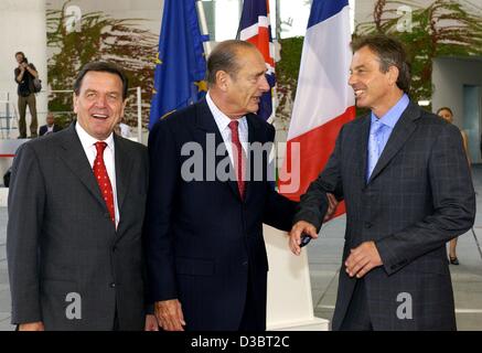 (Dpa) - Il cancelliere tedesco Gerhard Schroeder (L), il presidente francese Jacques Chirac (C) e del Primo Ministro britannico Tony Blair parlare davanti a loro vertice presso la cancelleria di Berlino, 20 settembre 2003. I leader di Gran Bretagna, Germania e Francia non è riuscita in tutta fretta vertice chiamato a Berlino per raggiungere una c Foto Stock