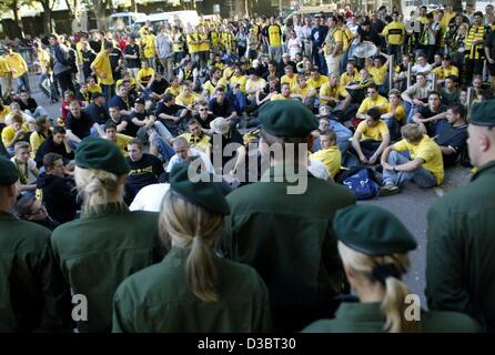 (Dpa) - delusi i fan del club di calcio Borussia Dortmund hanno un sit in per bloccare l'ingresso dello stadio dopo la loro squadra ha perso una partita della Bundesliga a Stoccarda, Germania, 20 settembre 2003. Dortmund perso il sesto round partita contro VfB Stuttgart 0-1 e ora si classifica solo settimo in tedesco fi Foto Stock