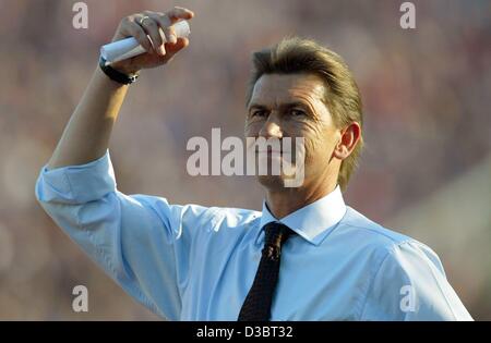 (Dpa) - Klaus Augenthaler l allenatore del club di calcio Bayer 04 Leverkusen, sorrisi durante il sesto round Bundesliga partita contro FC Bayern Monaco di Baviera, a Monaco di Baviera, 20 settembre 2003. La partita si è conclusa in un 3-3 disegnare. Leverkusen attualmente occupa il secondo posto, Bayern Monaco quinto in tedesco la prima divisione. Foto Stock