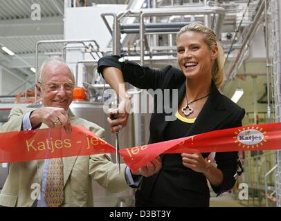 (Dpa) - Tedesco top model Heidi Klum e fondatore Katjes Klaus Fassin tagliato il nastro al nuovo frutto Katjes gum e lakritz nella factory di Emmerich, Germania, 20 settembre 2003. Il modello ha aperto la nuova fabbrica e fu onorato con questa edizione speciale di 'monete' da Katjes. Dopo Katjes ha firmato un cont Foto Stock